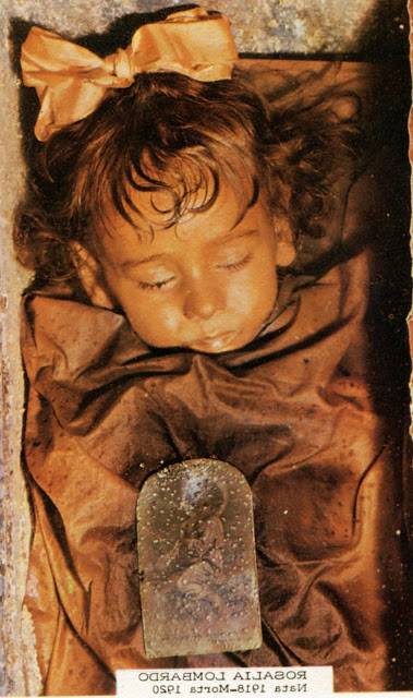 O mistério da criança morta há quase 100 anos pisca em seu caixão, permanece um mistério