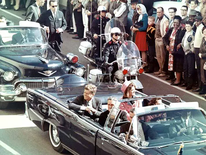 O presidente Kennedy, sua esposa (Jacqueline) e o governador do Texas, John Connally, na limusine presidencial, minutos antes do assassinato.