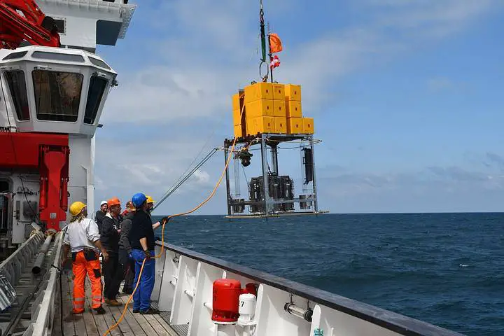 Pesquisadores a bordo do navio de pesquisa alemão Sonne, na costa do Chile, prontos para coletar amostras de 8 quilômetros de profundidade no sistema da Fossa do Atacama.