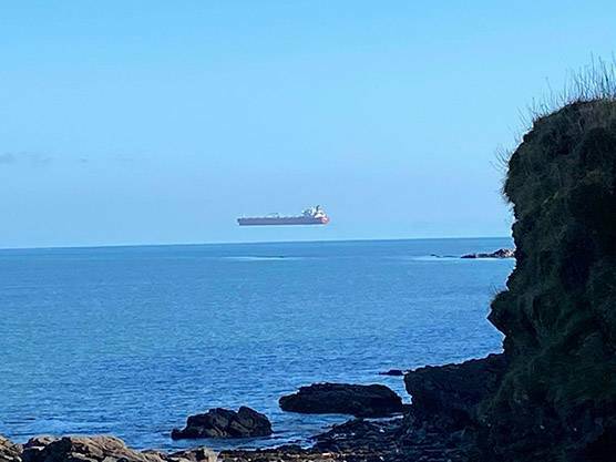 A fotografia do 'navio voador' foi tirada por um caminhante solitário ao largo da costa da Cornualha.