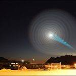 Enigmática luz azul em formato de espiral aparece no céu da Noruega e deixa espectadores intrigados