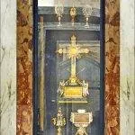 A Capela das Relíquias contém pedaços da Cruz do bom ladrão, crucificado junto a Jesus, fragmentos da verdadeira Cruz, parte da inscrição da Cruz e um prego da Paixão(Roma).