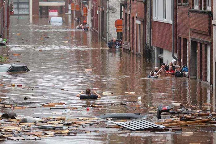 As inundações devastadoras ocorreram depois que grandes áreas da Europa Ocidental experimentaram níveis históricos de chuvas, com mais de um mês de chuva caindo em 24 horas.