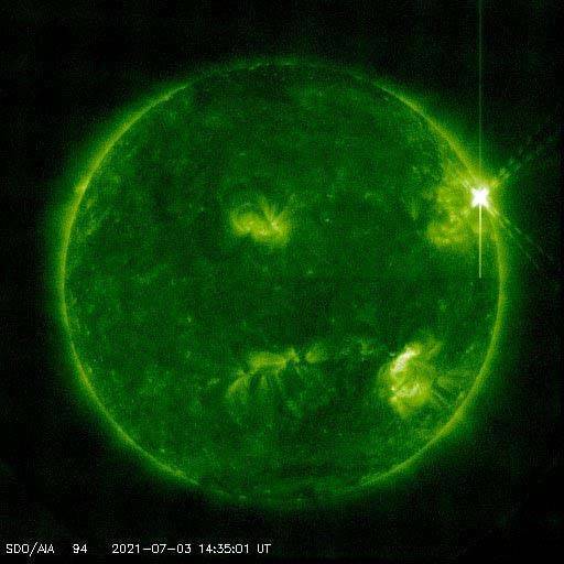 Erupções solares (ou solar flares, em inglês) são explosões repentinas na superfície do Sol causadas por mudanças no seu campo magnético.