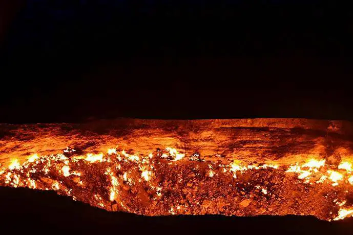 Porta para o Inferno - assim chamada pelos habitantes locais. Uma cratera com mais de 60 metros de diâmetro e 20 metros de profundidade, está em chamas há pelo menos 40 anos.