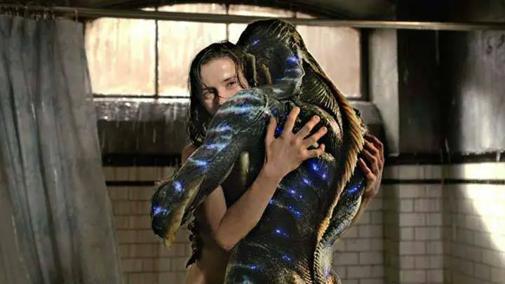 Mulher abraçando alien.