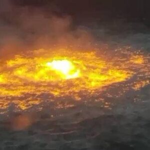 Um oleoduto se rompe e “olho de fogo” incendeia o oceano no Golfo do México