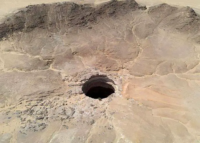 Uma maravilha natural do leste do Iêmen cercada de mistério, de histórias de demônios e de espíritos maléficos, o buraco de Barhout, conhecido como o poço do inferno, fascina os geólogos.