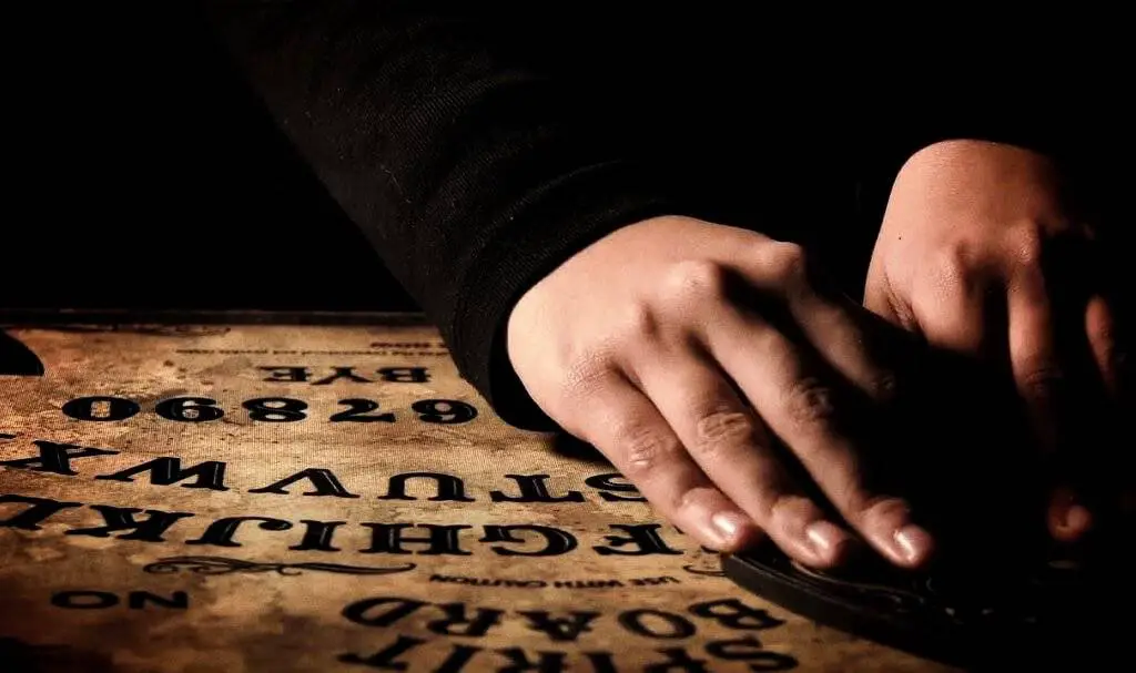 Os tabuleiros Ouija tem uma superfície plana contendo letras, números e alguns símbolos. É um dos métodos mais famosos de uma possível comunicação com pessoas que já morreram.