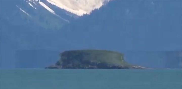 Imagem ampliada da misteriosa ilha flutuante em movimento aparece no Alasca