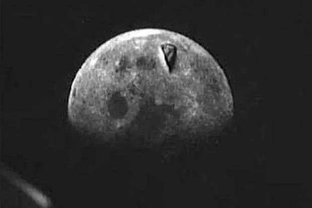 Imagem de estrutura capturada na lua(Esta estrutura na base lunar aparece como uma pizza cortada)