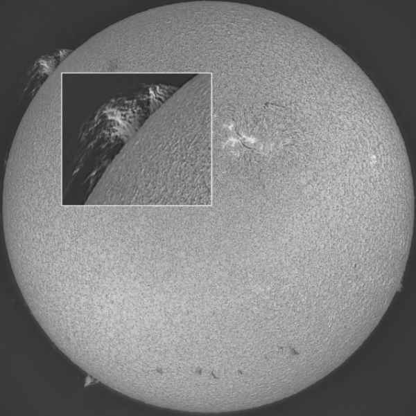 Proeminências solares são estruturas enormes e brilhantes que se destacam da superfície do Sol, geralmente em forma de laço.