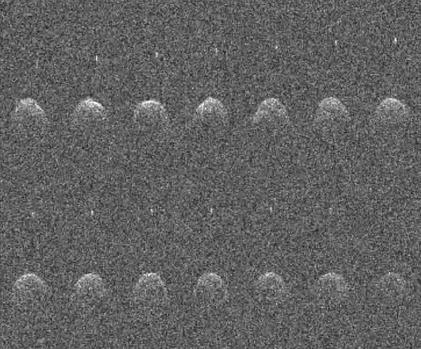 Quatorze imagens sequenciais de radar de Arecibo do asteróide próximo à Terra (65803) Didymos e sua lua, tiradas em 23, 24 e 26 de novembro de 2003.
