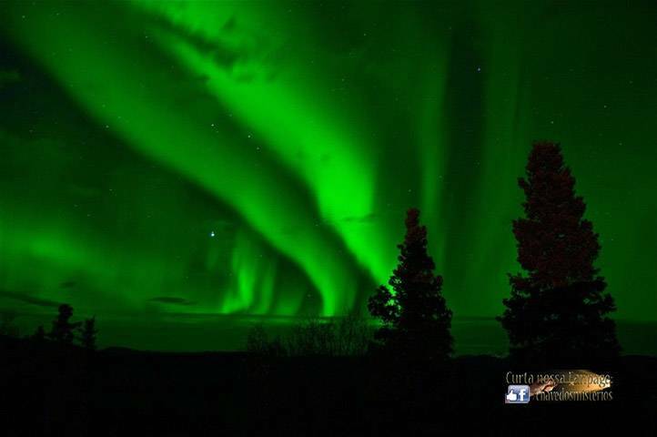 Uma aurora boreal em Alberta, Canadá.