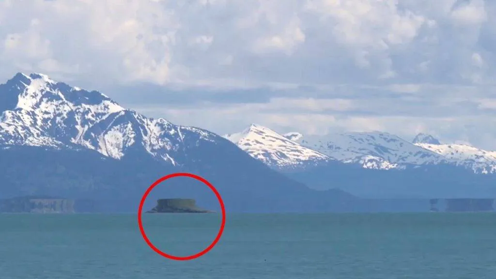 Uma misteriosa ilha flutuante em movimento aparece em uma geleira no Alasca