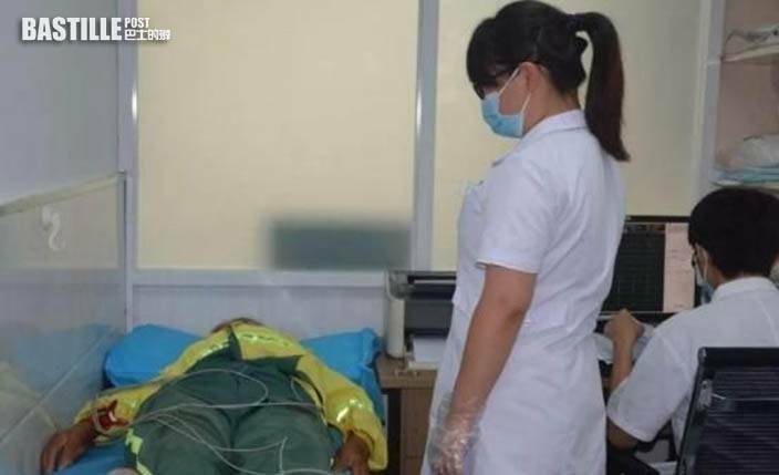 A equipe médica usa um instrumento de medição especial no pulso de Li Zhanying para monitorá-lo por até 48 horas