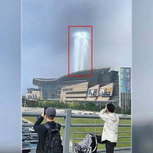 Um misterioso pilar de luz gigante aparece no céu de uma cidade chinesa