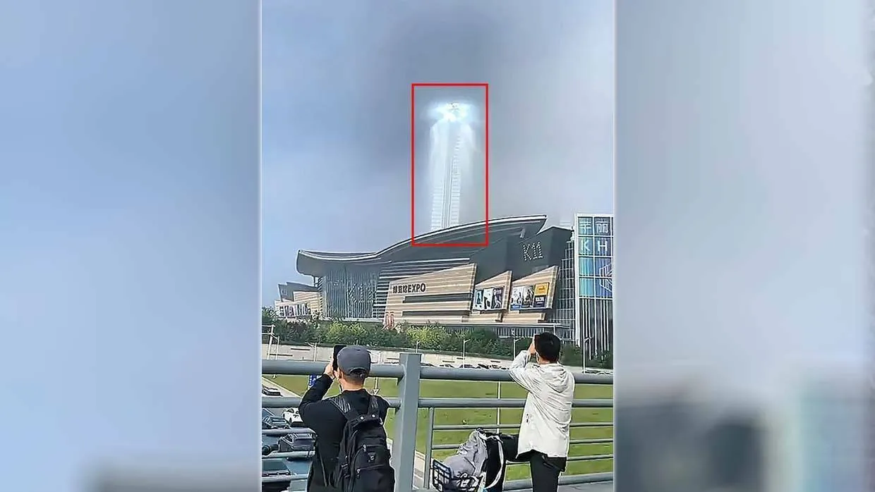 Um misterioso pilar de luz gigante aparece no céu de uma cidade chinesa