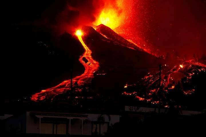 Vulcão de Cumbre Vieja está em atividade desde o dia 19 de setembro e a lava continua avançando sobre a cidade.