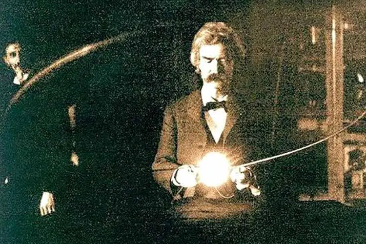 A visita de Mark Twain ao laboratório de Nikola Tesla foi imortalizada nesta curiosa fotografia.