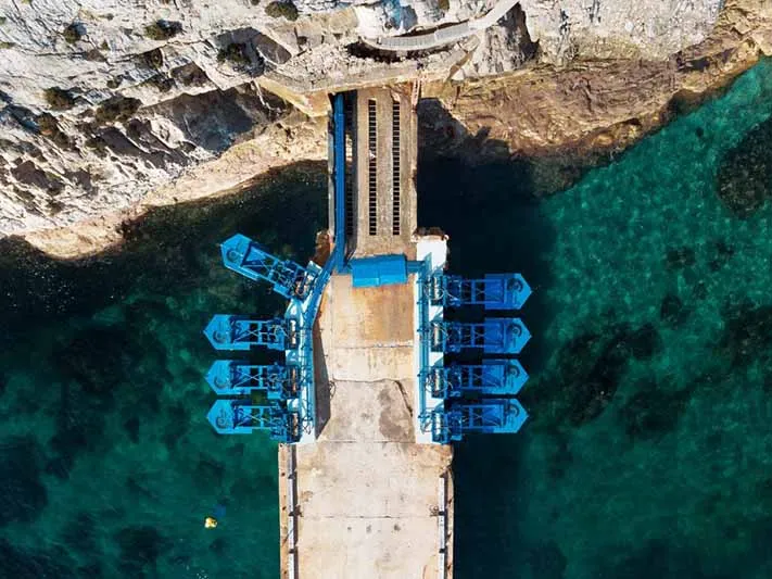 Flutuadores instalados em docas pela Eco Wave Power