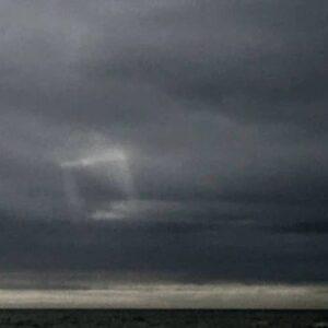 Testemunhas oculares capturam imagem de um OVNI quadrado no céu