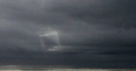 Testemunhas oculares capturam imagem de um OVNI quadrado no céu