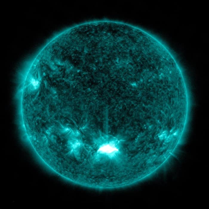 O Solar Dynamics Observatory da NASA capturou esta imagem de uma erupção solar, como visto no flash brilhante no centro inferior do Sol, em 28 de outubro de 2021.