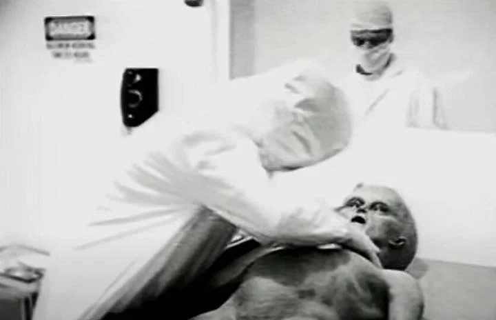 Autópsia de um extraterrestre encontrado na cidade de Roswell, nos Estados Unidos, em 1947. Autópsia de um extraterrestre encontrado na cidade de Roswell, nos Estados Unidos, em 1947.