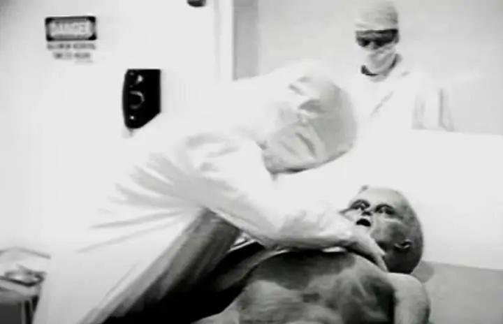 Autópsia de um extraterrestre encontrado na cidade de Roswell, nos Estados Unidos, em 1947.
