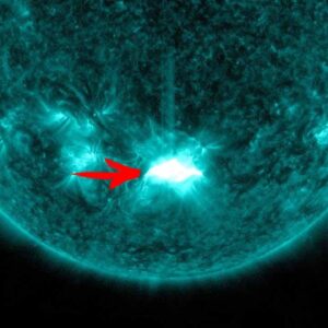 Uma mancha solar emite uma grande erupção voltada para a terra