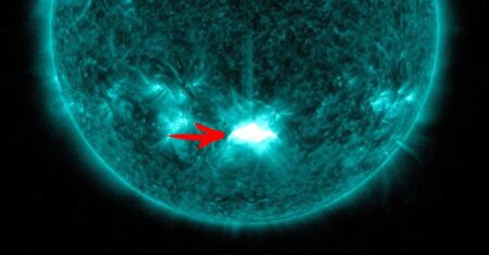 Uma mancha solar emite uma grande erupção voltada para a terra