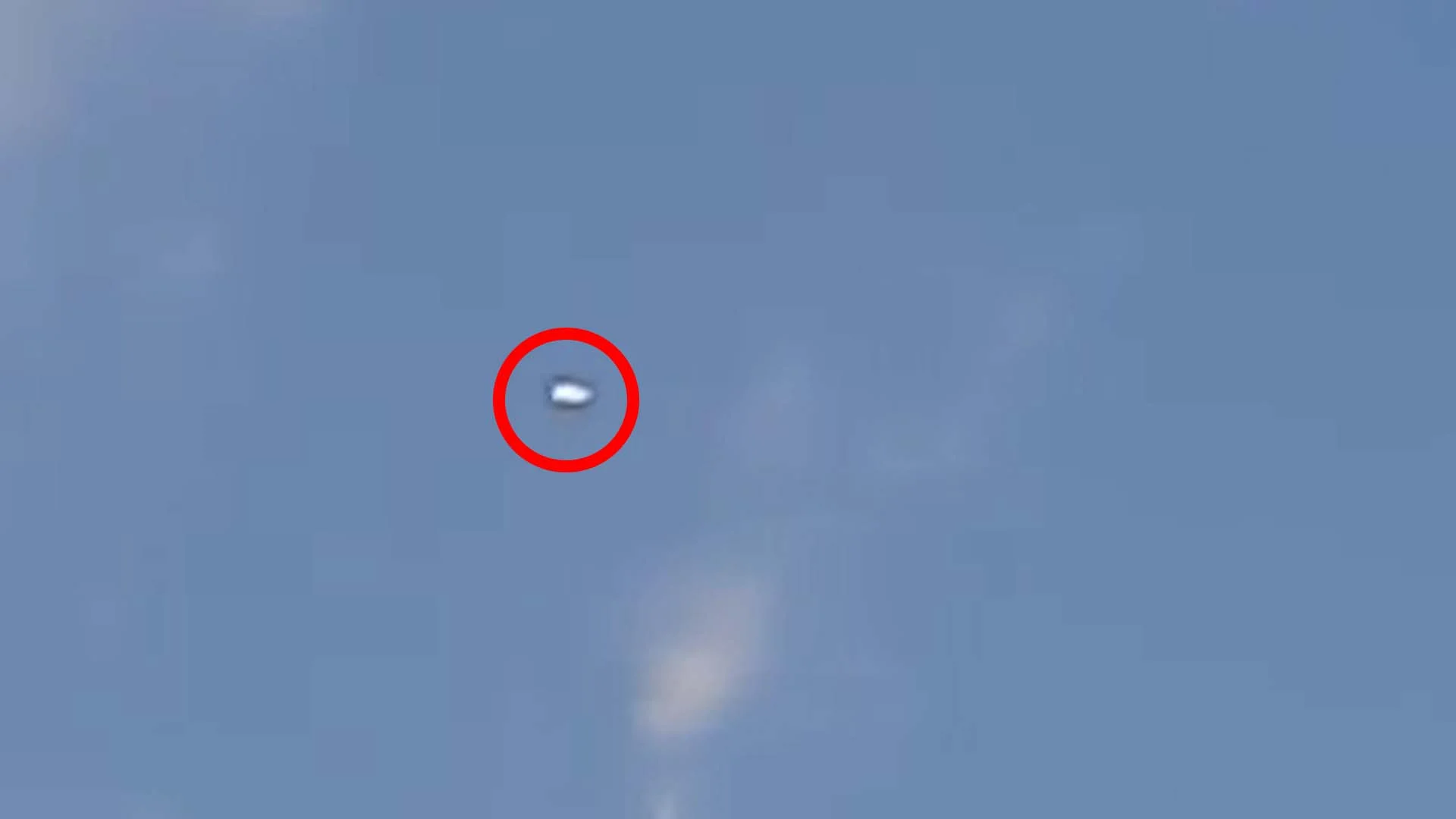 Um morador da cidade de Uberlândia filma um misterioso objeto no céu