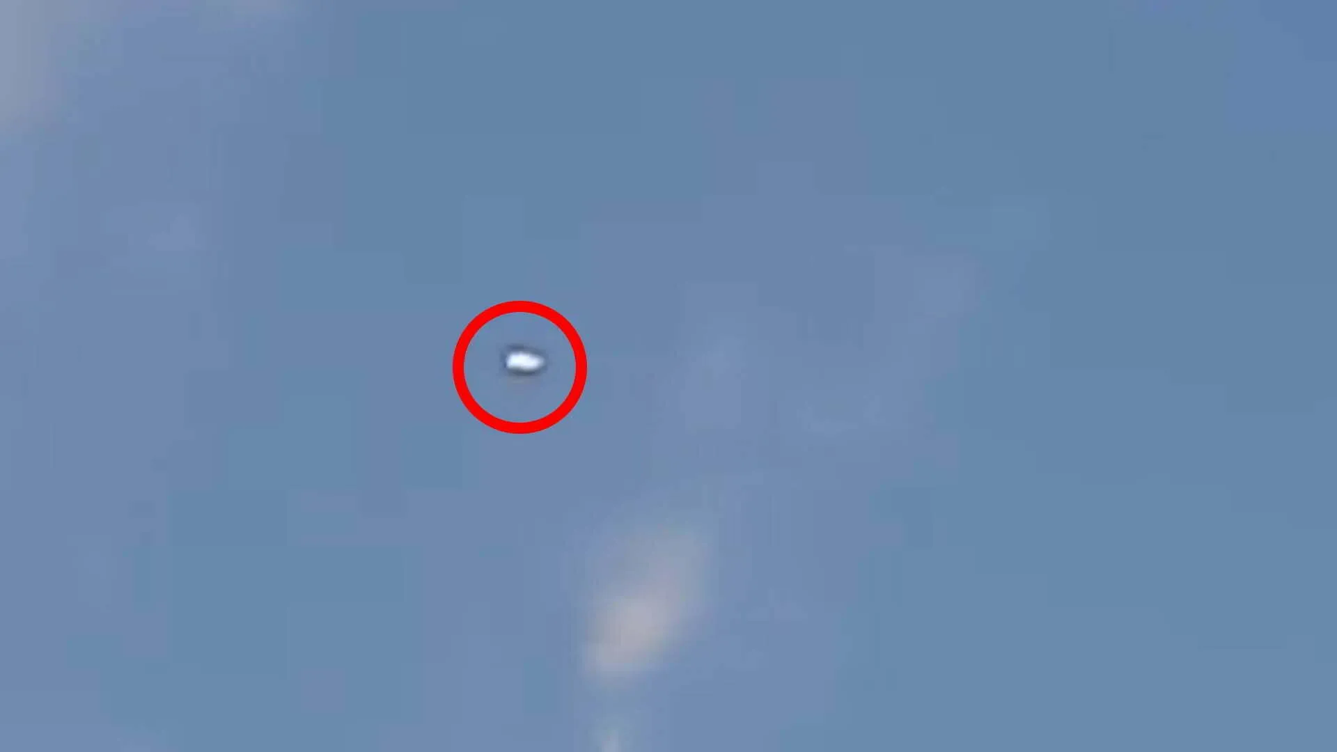 Um morador da cidade de Uberlândia filma um misterioso objeto no céu