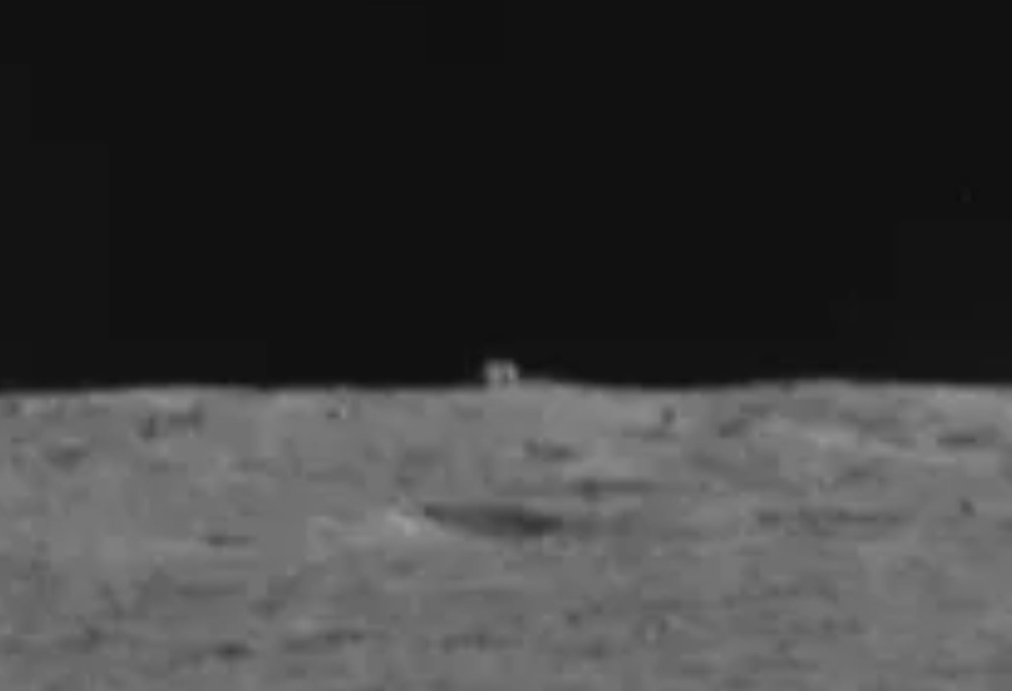 A imagem ampliada permite que você veja mais de perto uma forma de cubo detectada pelo rover chinês Yutu 2 no lado oposto da lua.
