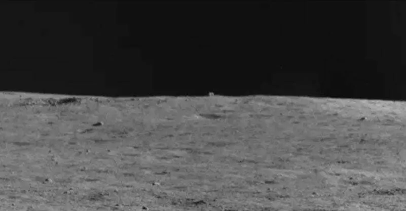 Imagem obtida por Yutu 2 da China mostrando um objeto em forma de cubo no horizonte do outro lado da lua.