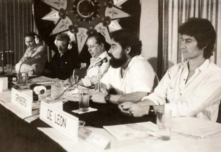 Jacobo Grinberg, no centro com uma barba, em uma mesa redonda nos anos oitenta.