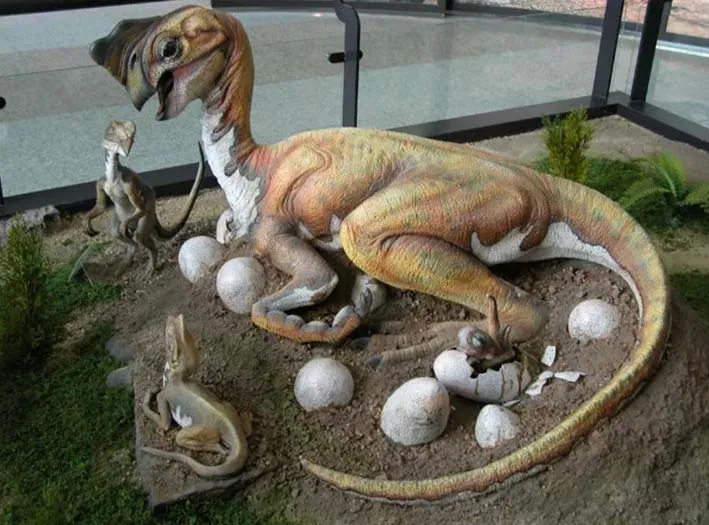 Um dinossauro oviraptorídeo com seus ovos e filhotes