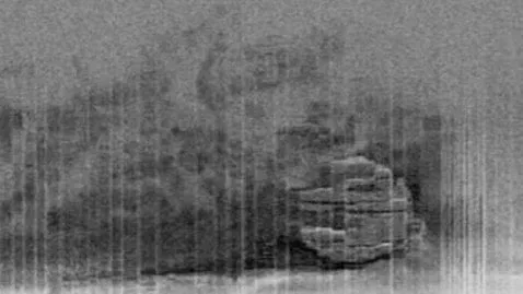 A imagem do sonar mostra o disco submerso e uma espécie de caminho plano no mar, a uma profundidade de 84 metros.