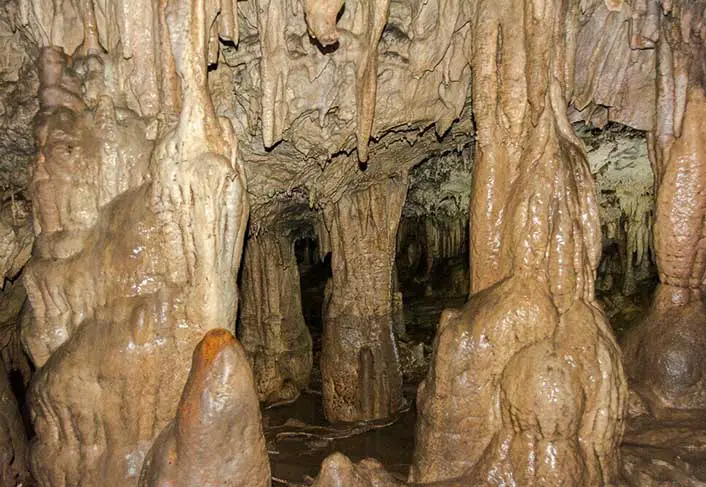Cavernas onde se escondem humanoides.