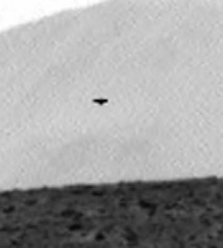 Disco voador no fundo das montanhas marcianas.