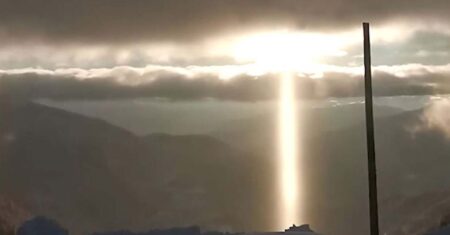 Um enorme e misterioso ‘raio de luz’ aparece por horas em uma montanha na Turquia