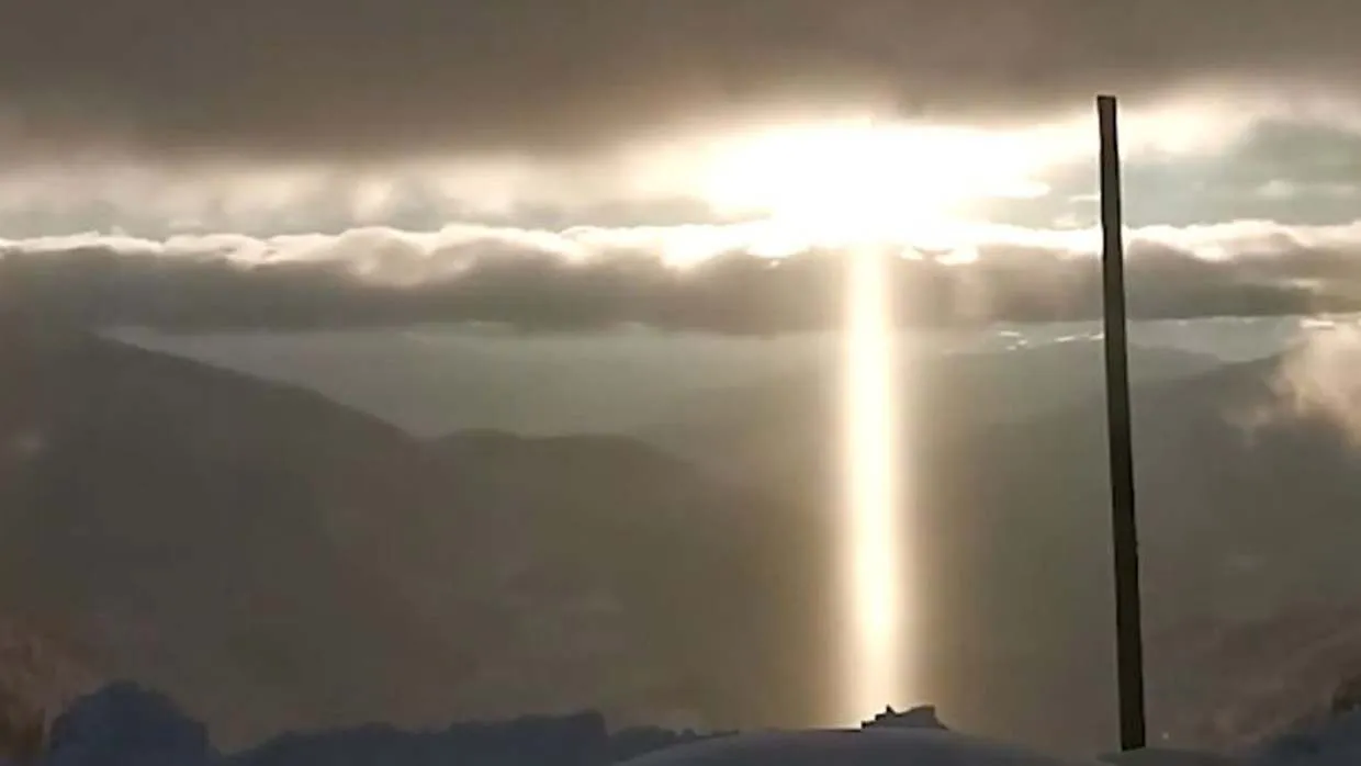 Um enorme e misterioso ‘raio de luz’ aparece por horas em uma montanha na Turquia