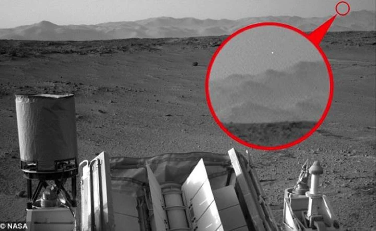 Um objeto luminoso que se elevou acima das montanhas marcianas.