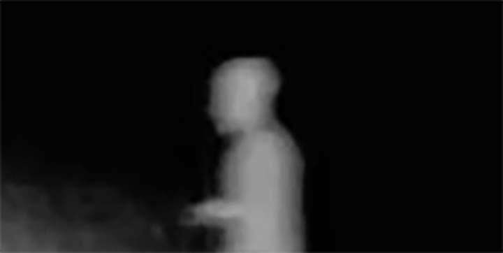 Um vídeo que mostrava uma figura muito esguia e anômala se movendo muito perto da câmera