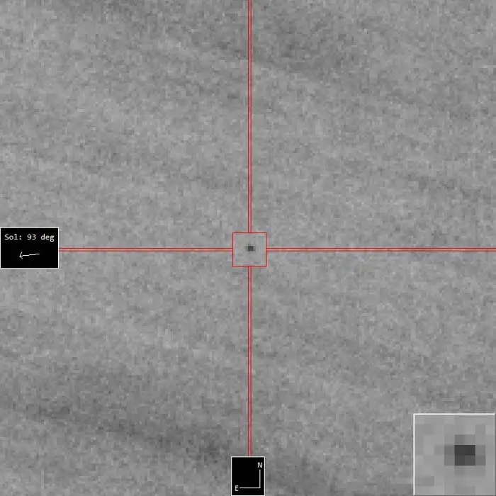 Asteróide 2022 AE1 observado com o telescópio Calar Alto Schmidt na Espanha na tarde de 19 de janeiro de 2022. A imagem é uma composição de 124 quadros, cada um com um minuto de duração, combinados com o movimento do asteróide e processados ​​para remover o fundo. estrelas. O asteróide é visível como o ponto no centro da imagem, dentro da caixa vermelha.