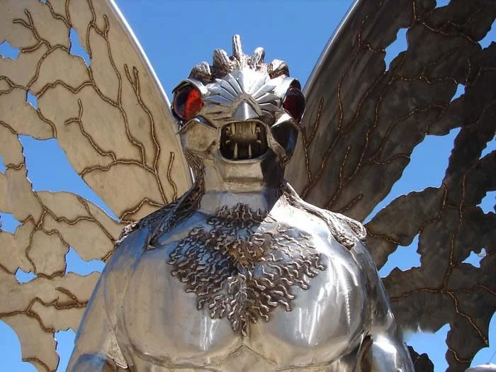 Estatua do Mothman em Point Pleasant, Virgínia Concessionária Mothman em Point Pleasant, Virgínia