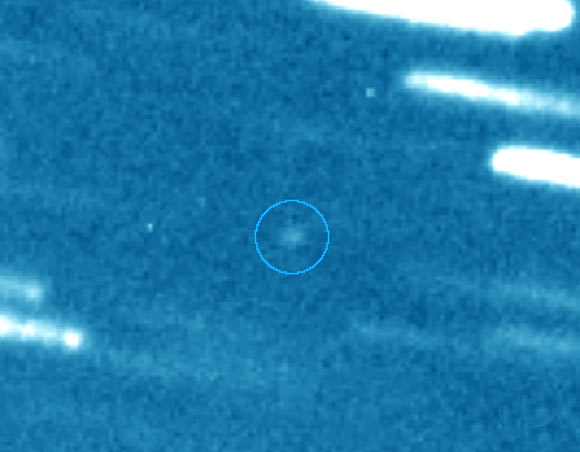 Esta imagem composta, tirada pelo Lowell Discovery Telescope, mostra o asteroide 2020 XL5