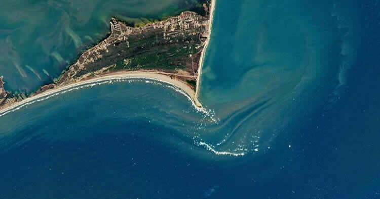Imagem de satélite da área de Cape Point onde existia Shelly Island e agora você pode ver como a água cobre a área