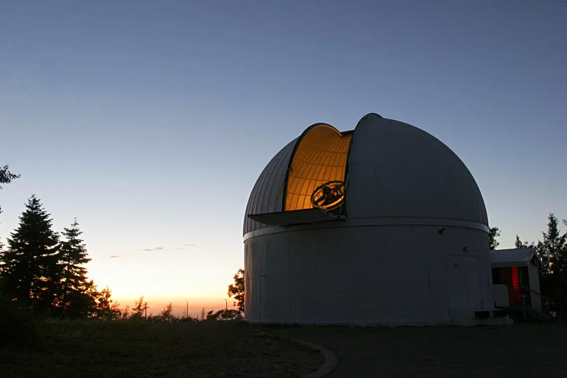 Catalina Sky Survey, localizado no Observatório Mount Lemmon, nas Montanhas Catalina, ao norte de Tucson, realiza buscas por objetos próximos da Terra, ou NEOs.